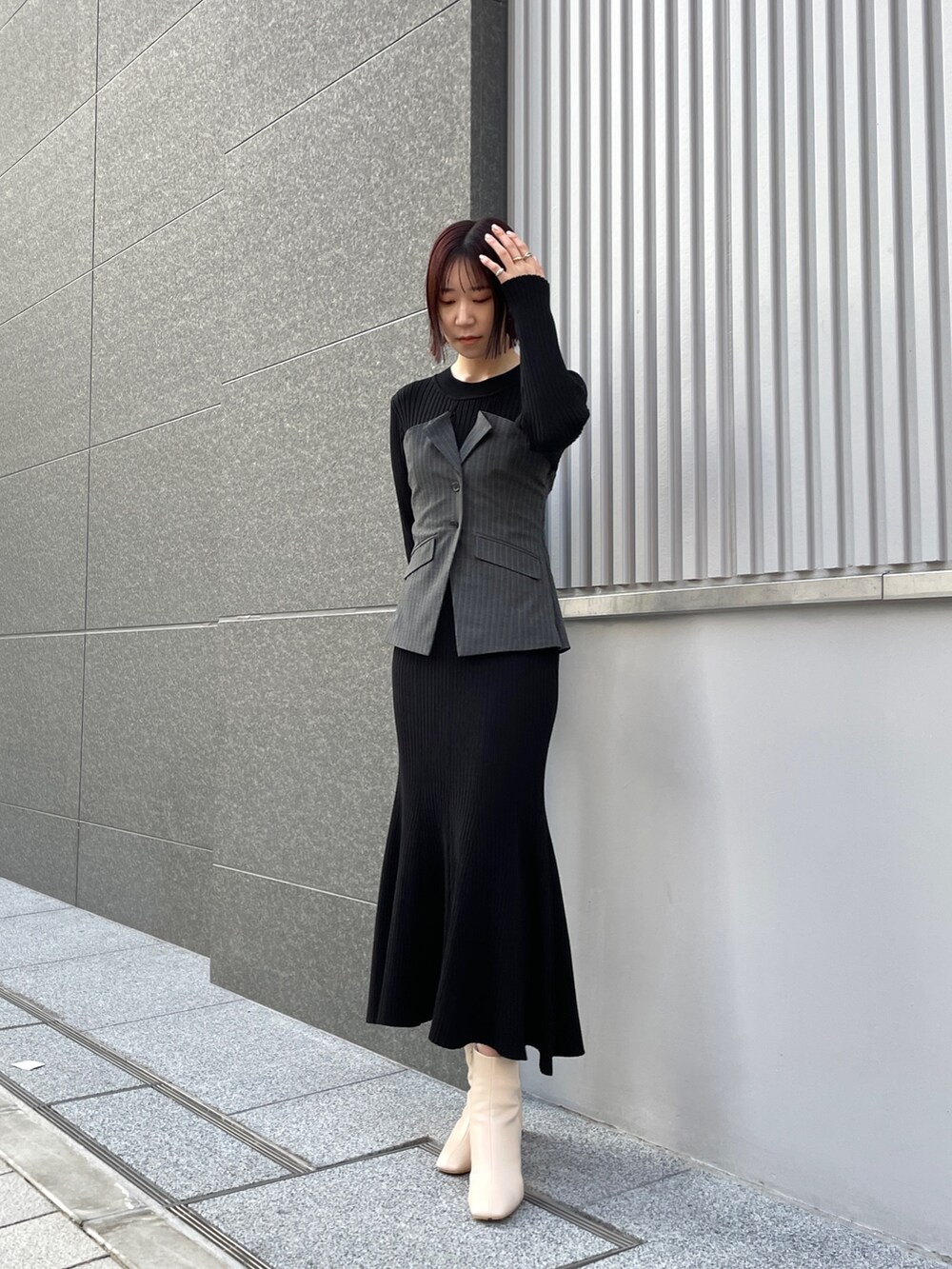 ホワイト系のブーツ、ブラック系のワンピース、ホワイト系のブルゾンを着用したレディースの冬コーディネートの2枚目の写真