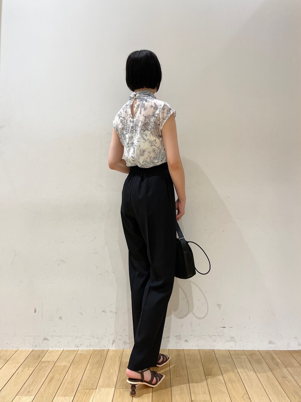 ブルー系のシャツ/ブラウス、ブラック系のその他パンツ、ブラウン系のサンダルを着用したレディースの夏コーディネートの4枚目の写真