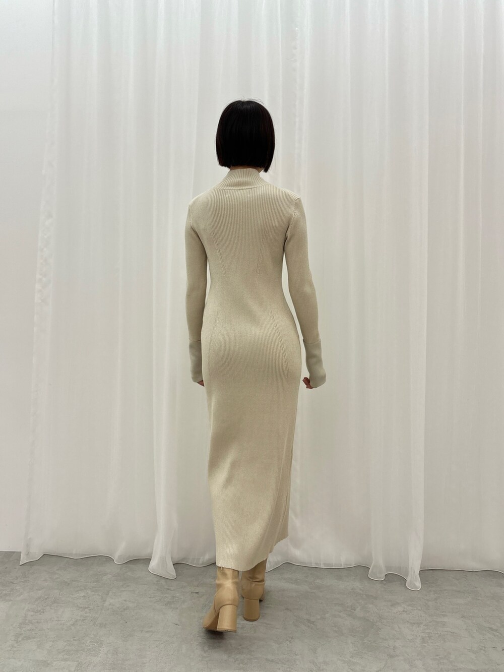 ホワイト系のワンピース、シルバー系のネックレスを着用したレディースの秋コーディネートの5枚目の写真