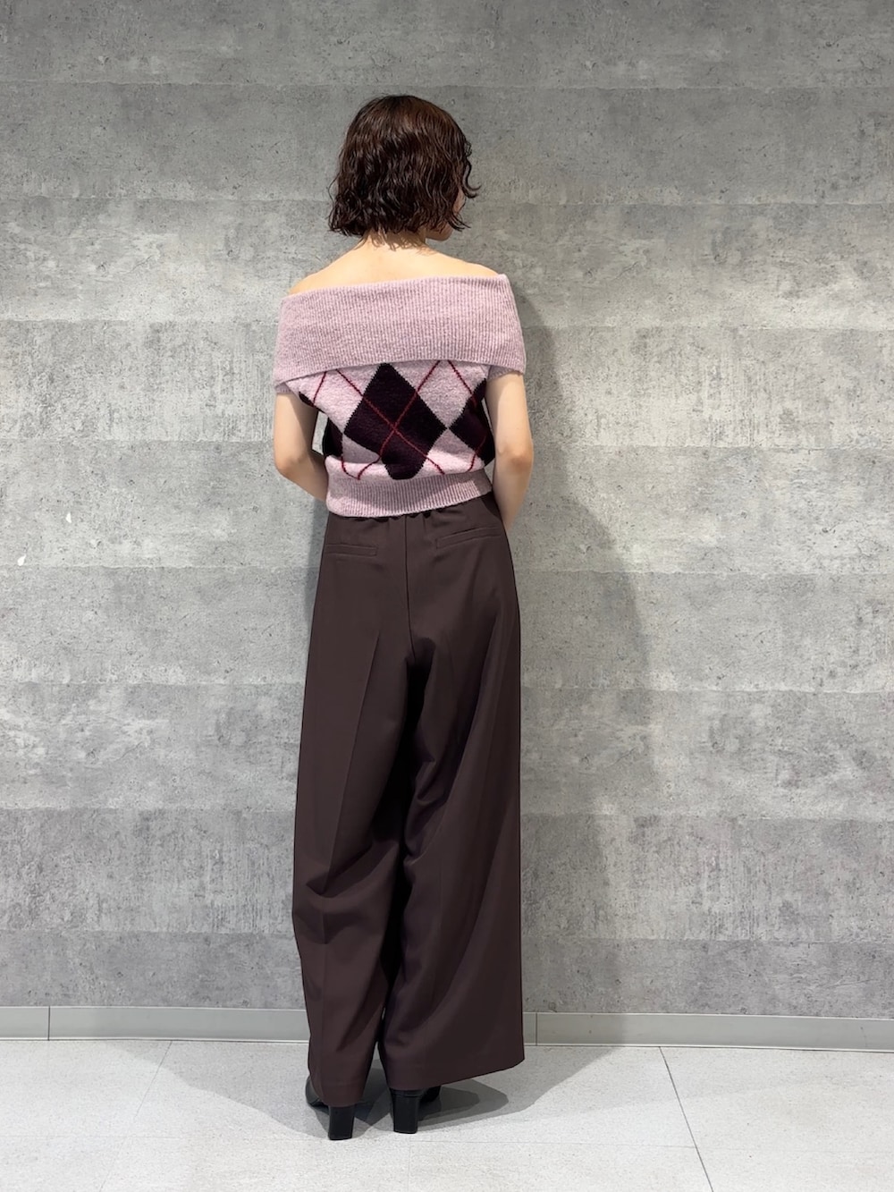 ブラウン系のその他パンツ、ブラウン系のハンドバッグ、ブラック系のブーツを着用したレディースの秋コーディネートの3枚目の写真