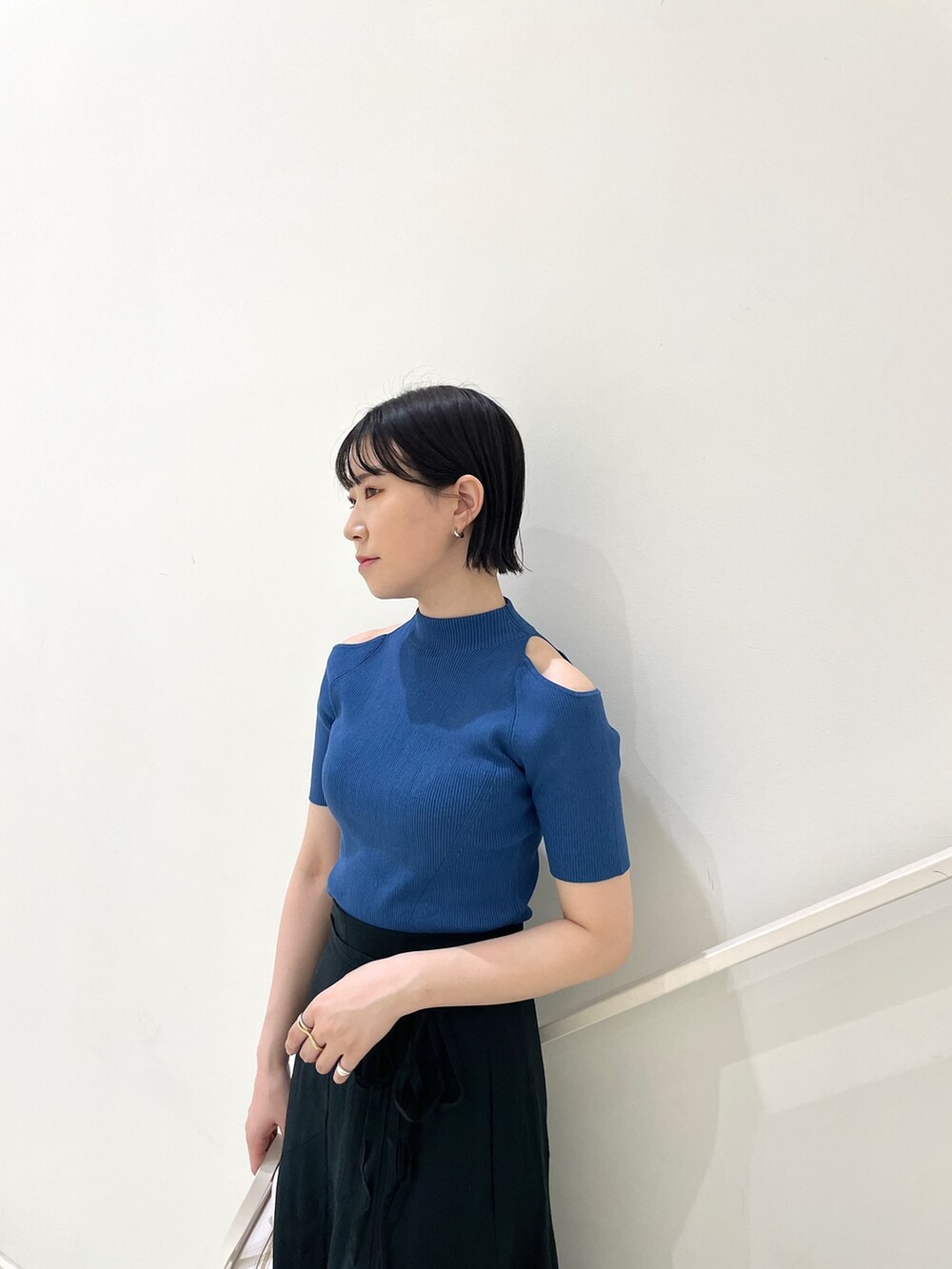 ブラック系のスカート、ホワイト系のショルダーバッグ、その他のサンダルを着用したレディースの夏コーディネートの6枚目の写真