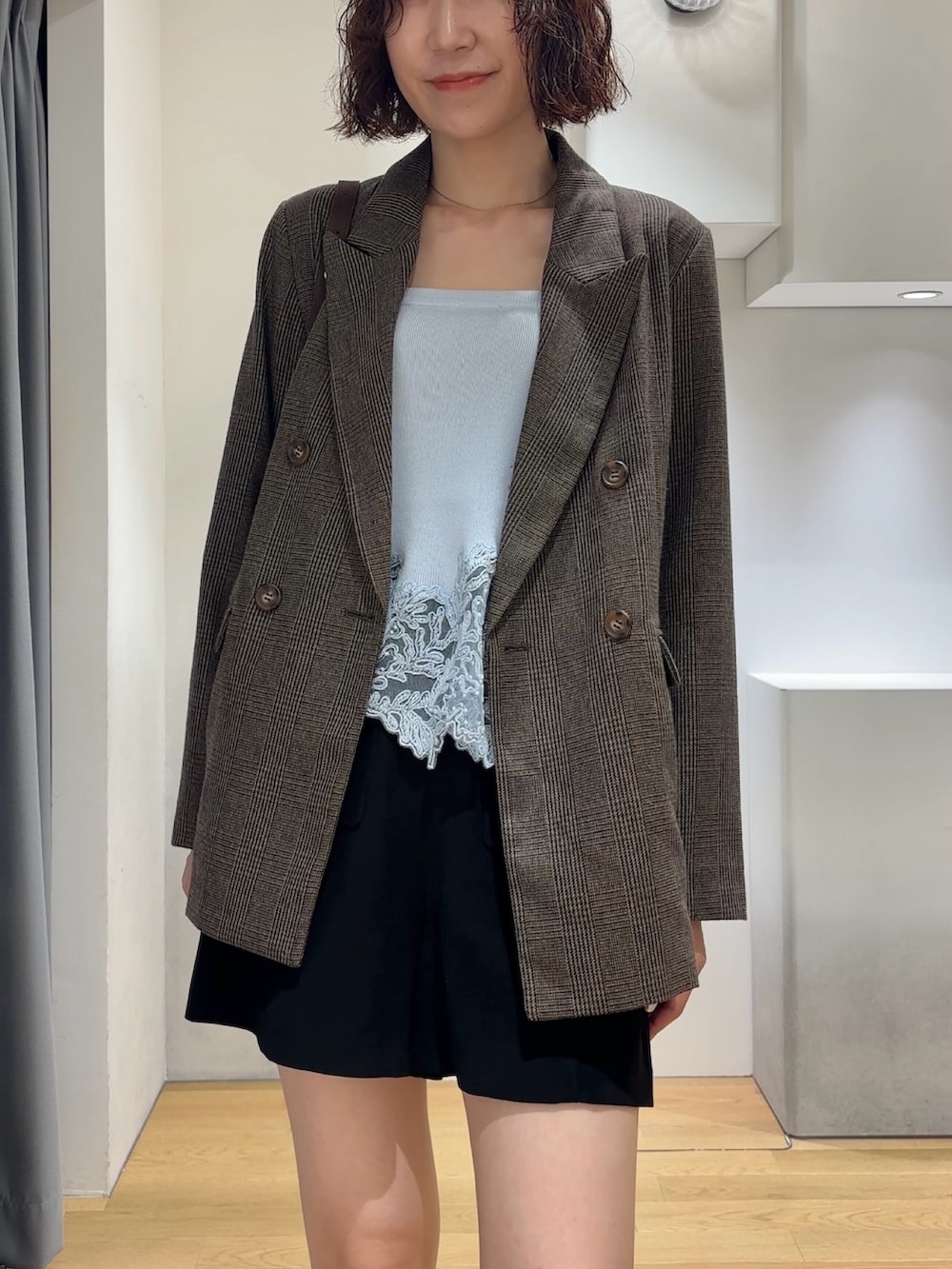 ブルー系のニット/セーター、ブラック系のその他パンツ、ブラック系のブーツを着用したレディースの秋コーディネートの4枚目の写真