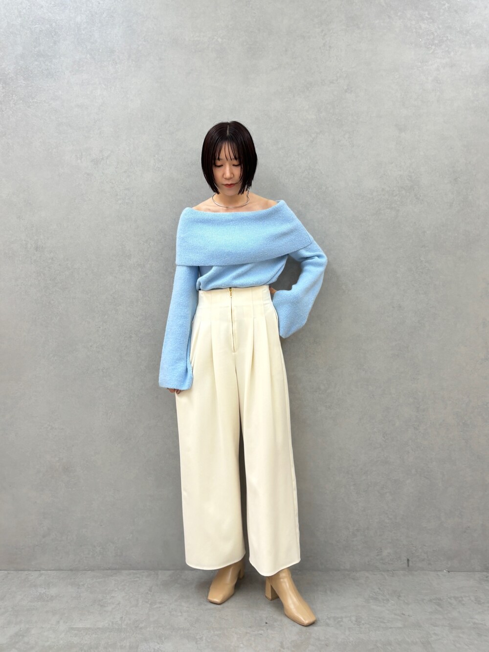 ブルー系のニット/セーター、ホワイト系のその他パンツを着用したレディースの秋コーディネートの2枚目の写真