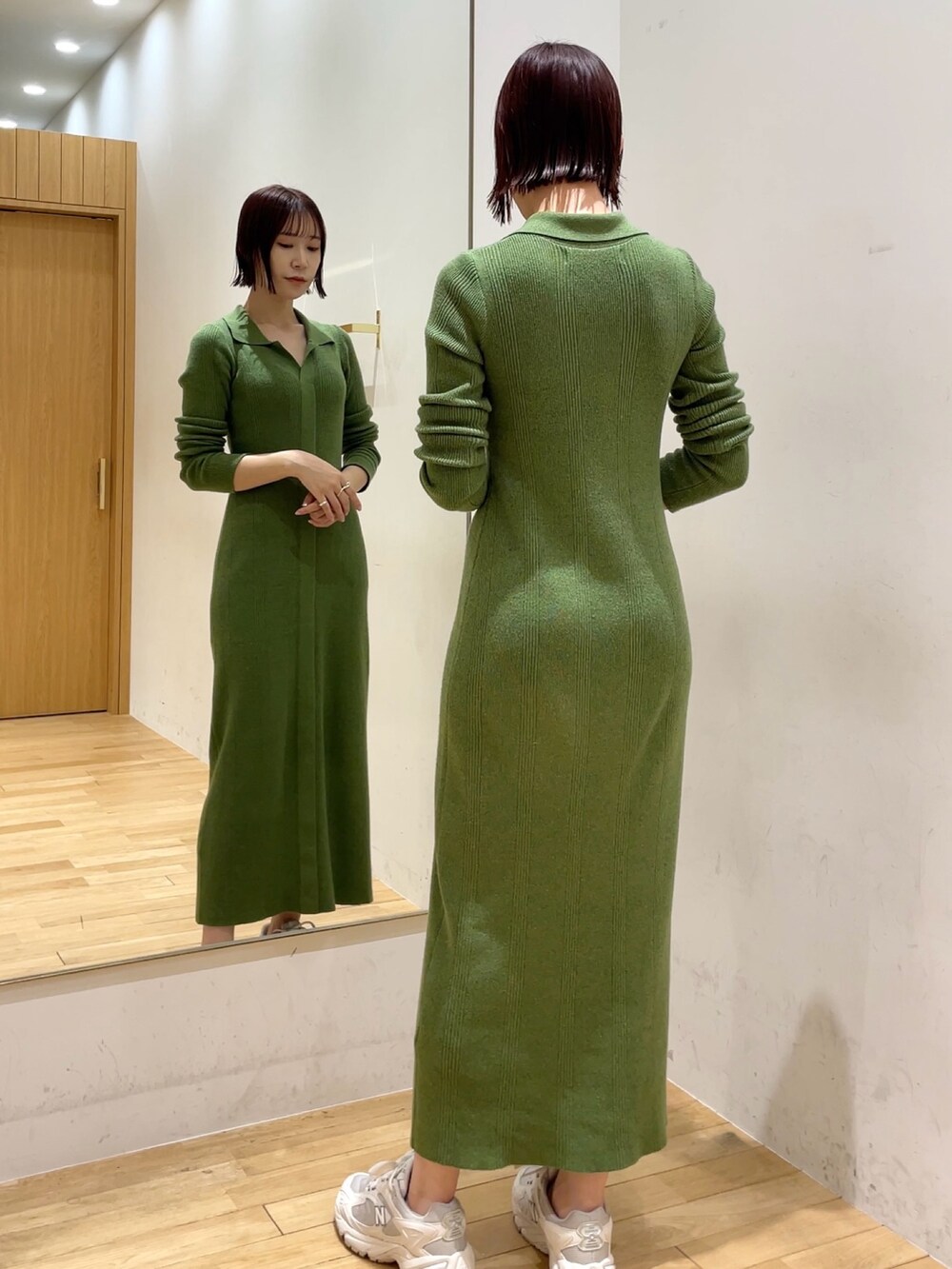 グリーン系のワンピースを着用したレディースの冬コーディネートの2枚目の写真
