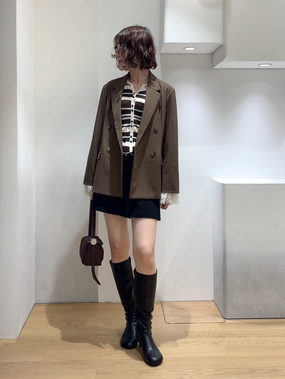 ブラック系のその他パンツ、ブラウン系のテーラードジャケット、ブラウン系のカーディガン/ボレロを着用したレディースの秋コーディネートの2枚目の写真