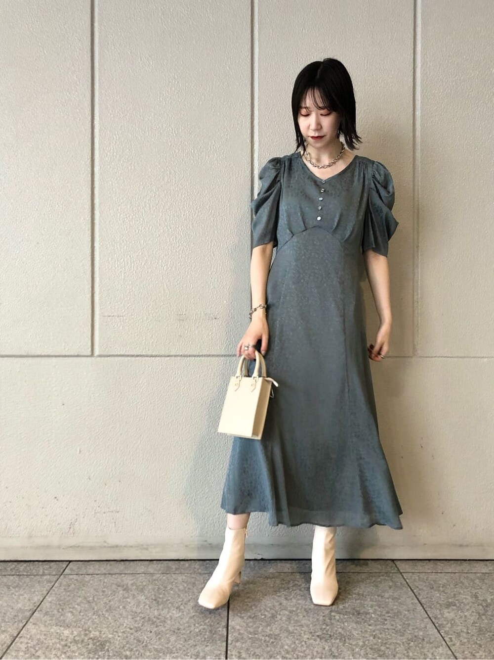 ブルー系のドレス、ホワイト系のその他シューズ、ブルー系のパンプスを着用したレディースの夏コーディネートの2枚目の写真