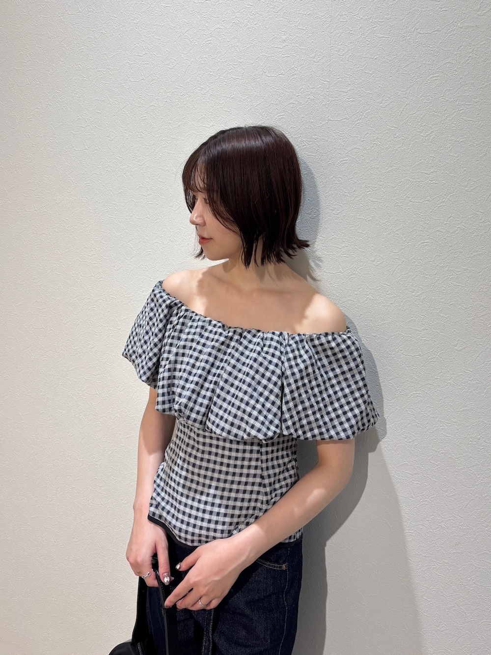 ブラック系のシャツ/ブラウス、ブルー系のデニムパンツ、ブラウン系のサンダルを着用したレディースの夏コーディネートの5枚目の写真