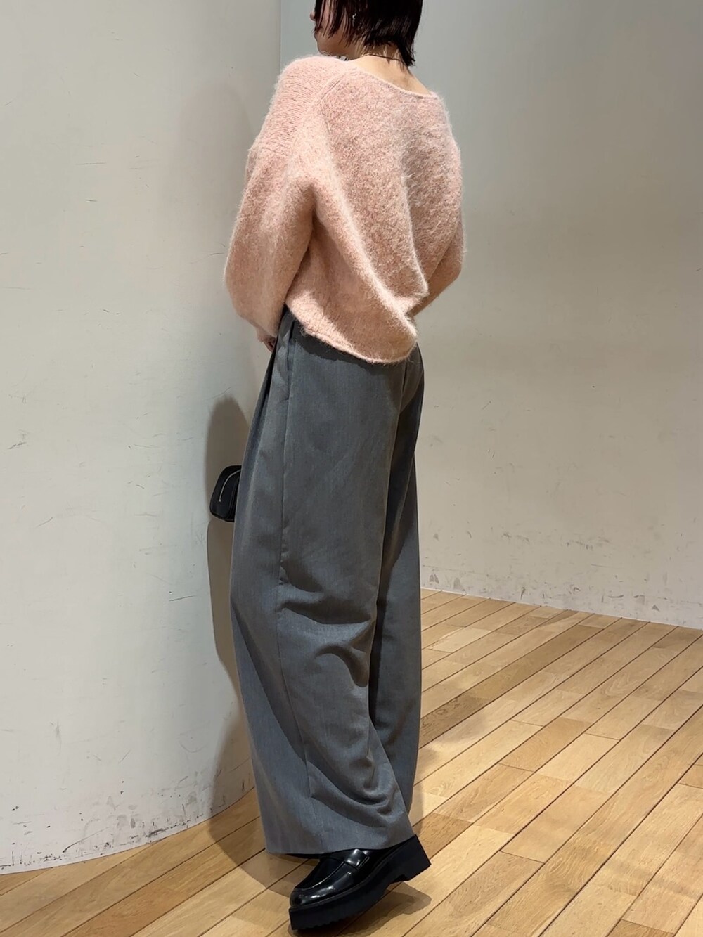 ブラック系のローファー、グレー系のその他パンツ、ピンク系のニット/セーターを着用したレディースの冬コーディネートの4枚目の写真