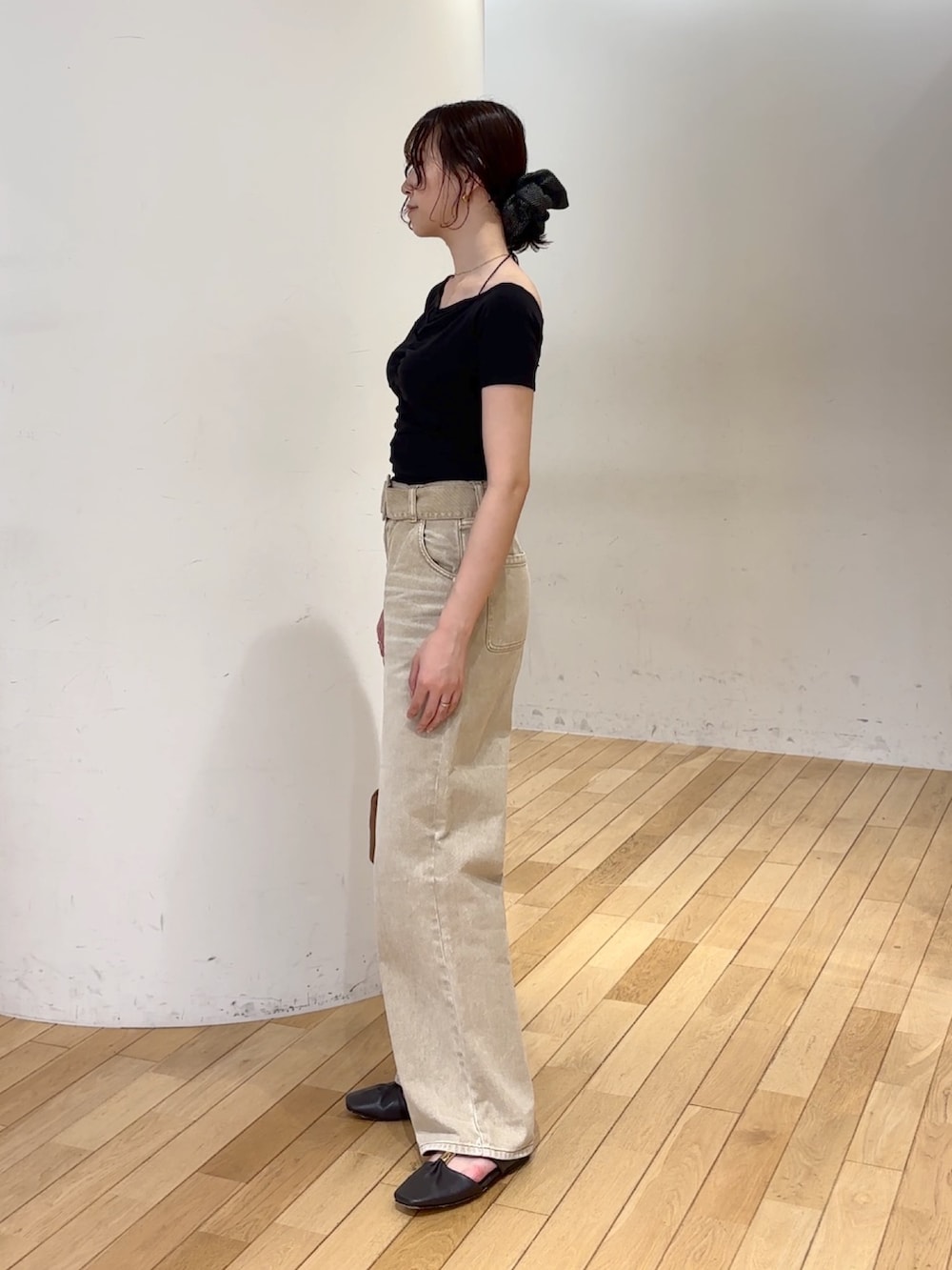 ブラック系のTシャツ/カットソー、ベージュ系のデニムパンツ、イエロー系のハンドバッグを着用したレディースの夏コーディネートの3枚目の写真