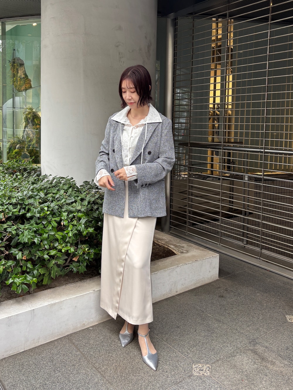 ホワイト系のスカート、ブラック系のテーラードジャケット、シルバー系のパンプスを着用したレディースの冬コーディネートの5枚目の写真