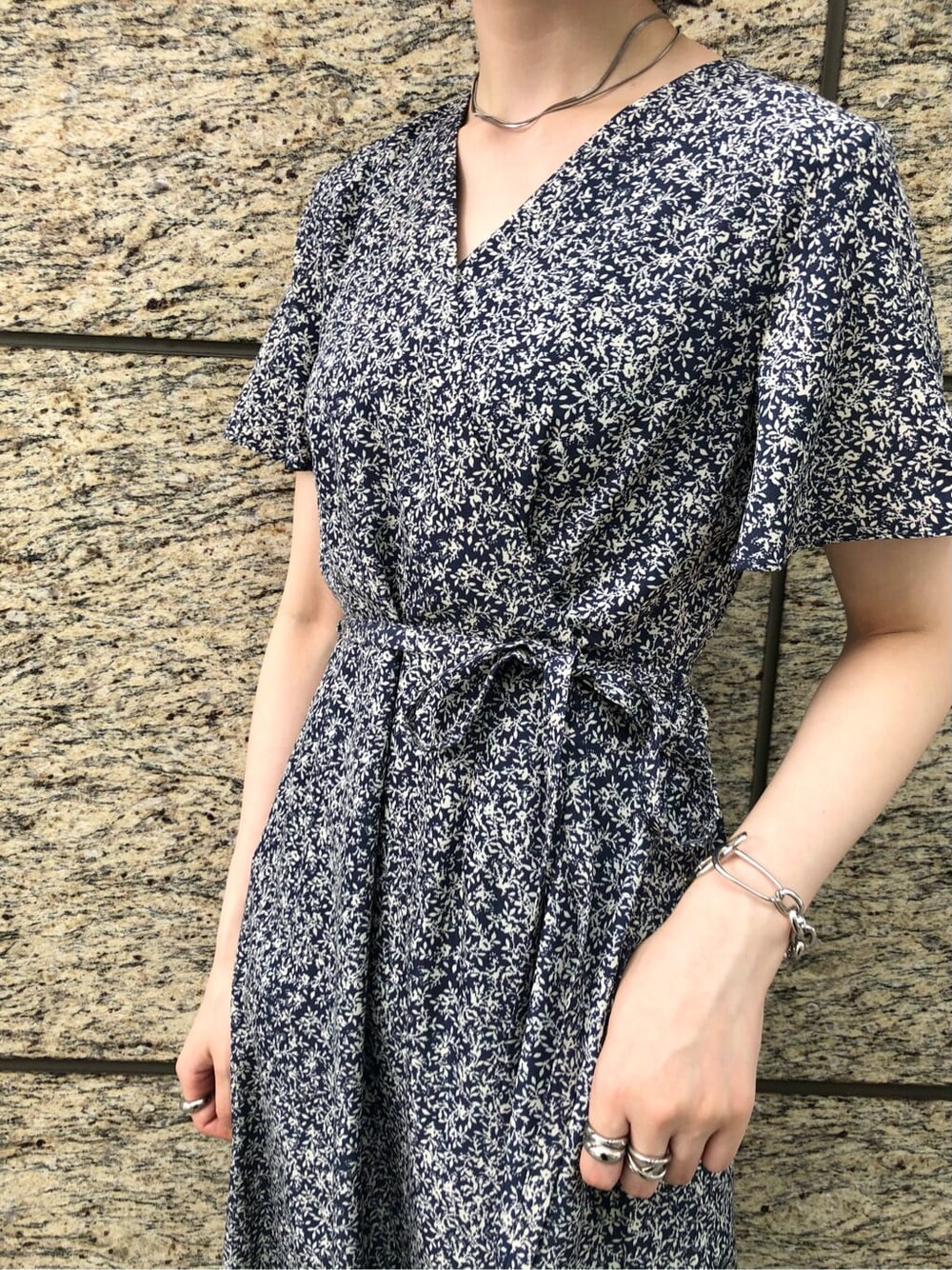 ブラック系のその他シューズ、ブルー系のワンピース、ホワイト系のスニーカーを着用したレディースの夏コーディネートの2枚目の写真