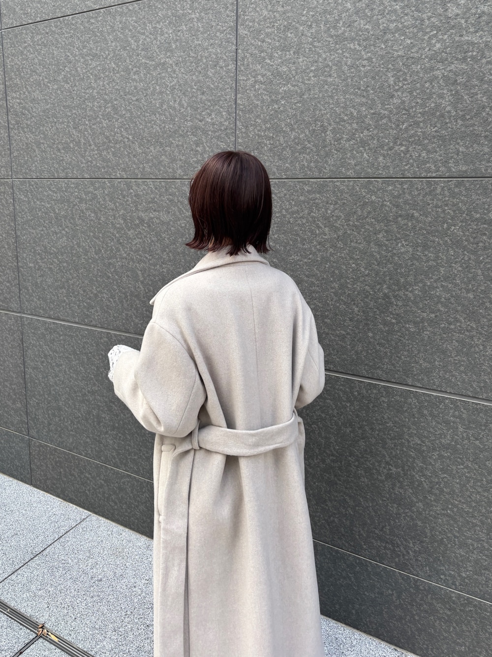ベージュ系のワンピース、イエロー系のハンドバッグ、ブラウン系のブーツを着用したレディースの秋コーディネートの5枚目の写真