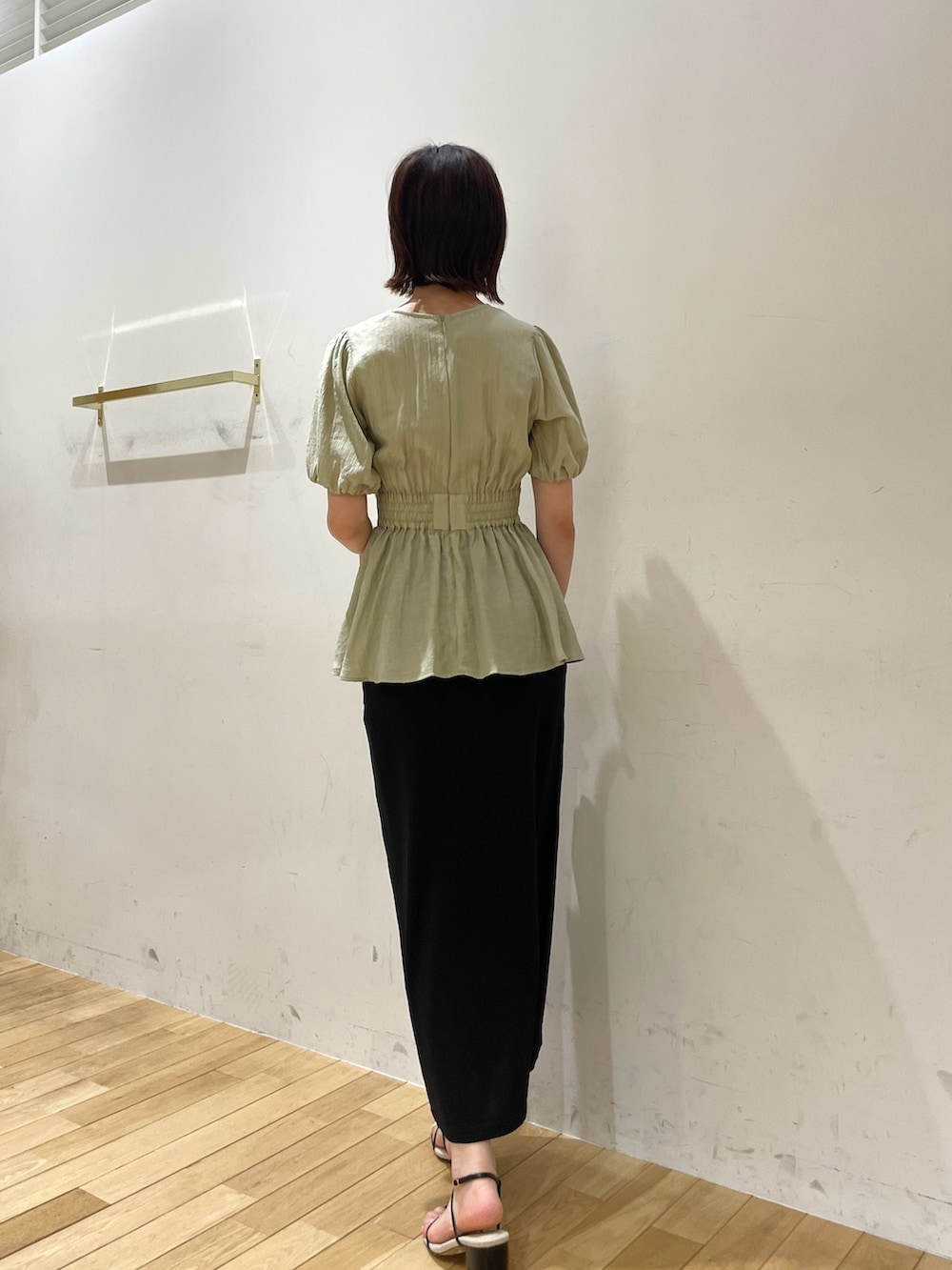 ブラック系のサンダル、グリーン系のシャツ/ブラウス、ブラック系のスカートを着用したレディースの夏コーディネートの3枚目の写真