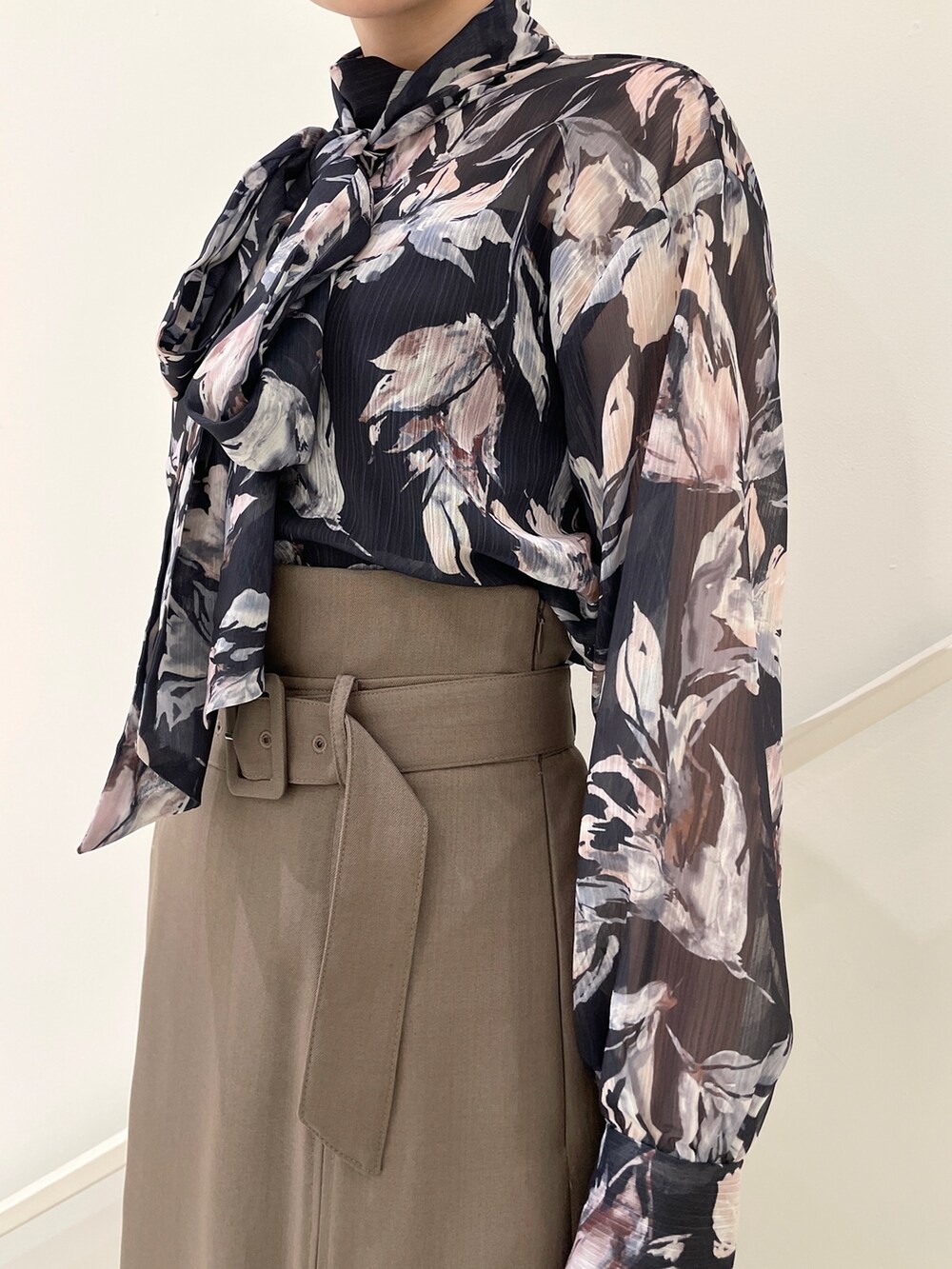 ブラウン系のスカート、ブルー系のシャツ/ブラウス、グリーン系のショルダーバッグを着用したレディースの春コーディネートの7枚目の写真