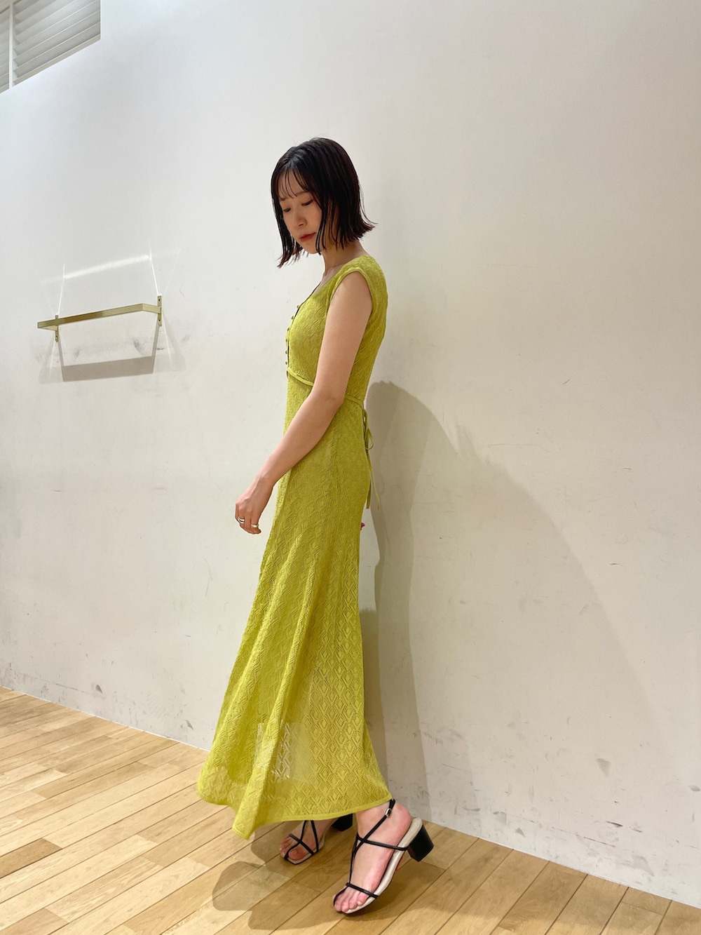 ブラック系のサンダル、グリーン系のワンピースを着用したレディースの夏コーディネートの3枚目の写真