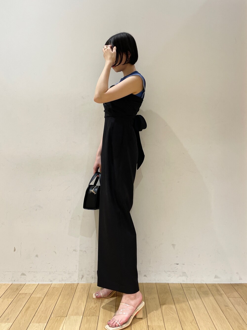 ブルー系のニット/セーター、ブラック系のショルダーバッグ、その他のサンダルを着用したレディースの夏コーディネートの4枚目の写真