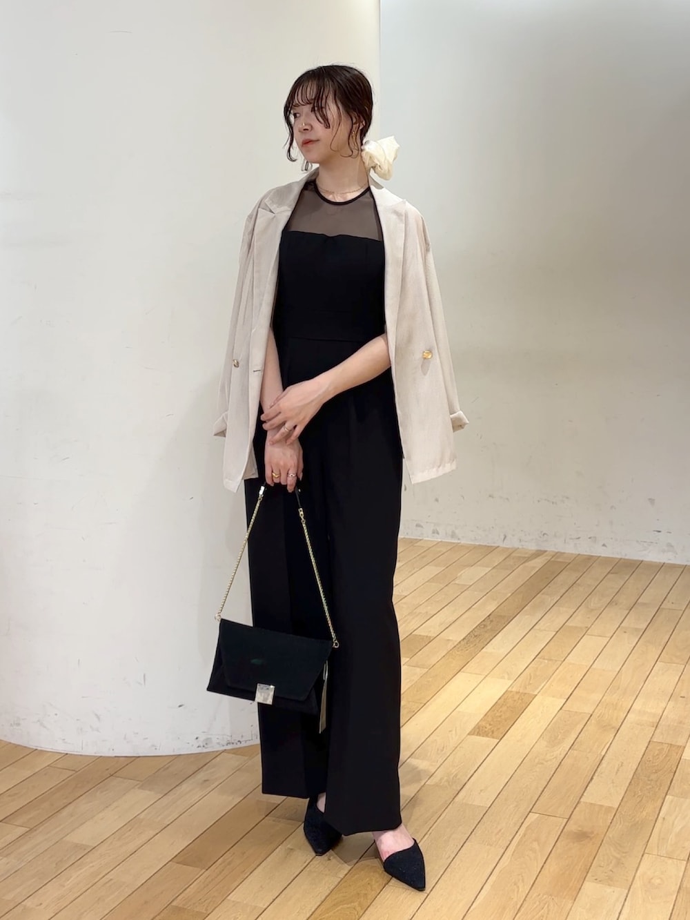 その他のパンツドレス、シルバー系のクラッチバッグ、ブラック系のパンプスを着用したレディースの夏コーディネートの7枚目の写真