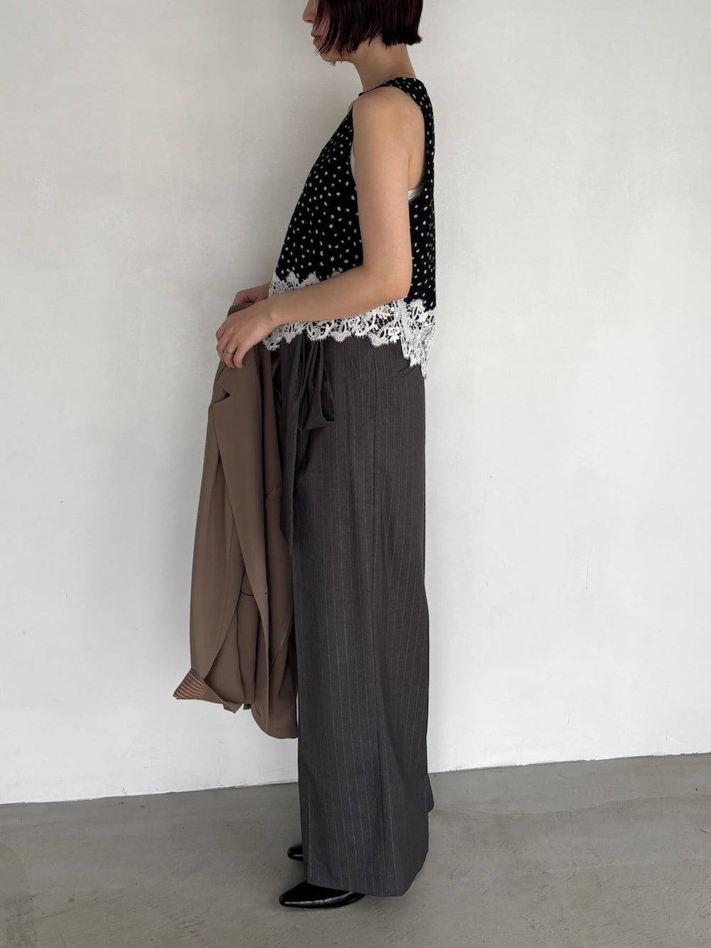 グレー系のその他パンツ、ブラウン系のテーラードジャケット、ブラック系のシャツ/ブラウスを着用したレディースの夏コーディネートの5枚目の写真