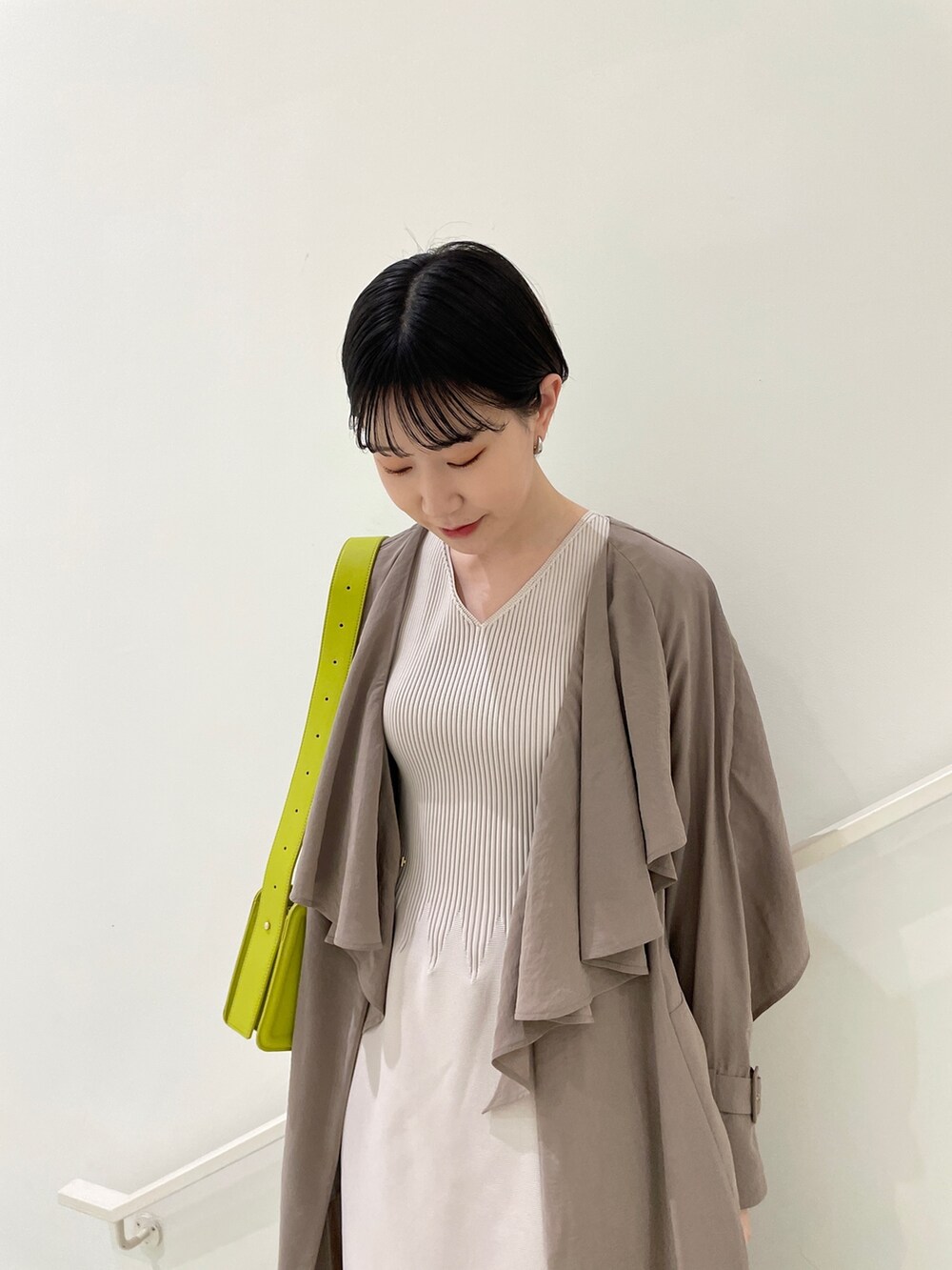 ベージュ系のサンダル、グリーン系のショルダーバッグ、グレー系のワンピースを着用したレディースの春コーディネートの8枚目の写真