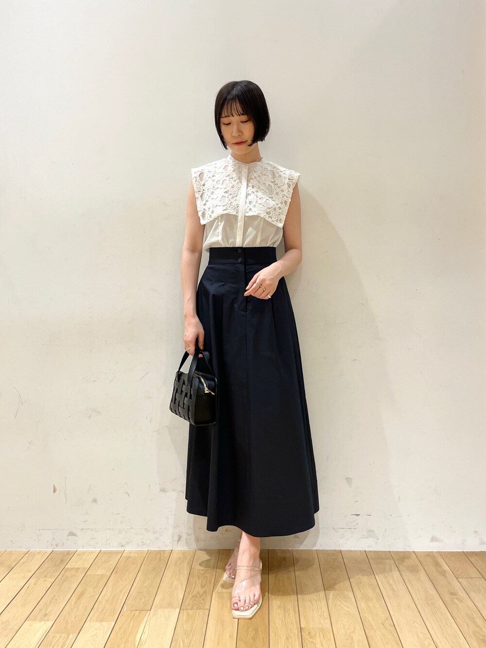 ホワイト系のシャツ/ブラウス、ブラック系のショルダーバッグ、その他のサンダルを着用したレディースの夏コーディネートの2枚目の写真