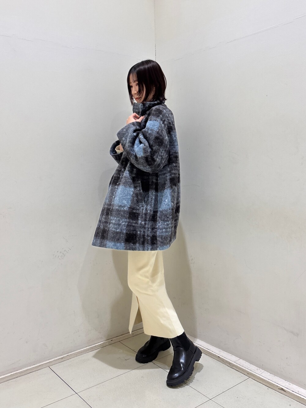 ホワイト系のワンピース、その他のその他アウターを着用したレディースの冬コーディネートの2枚目の写真