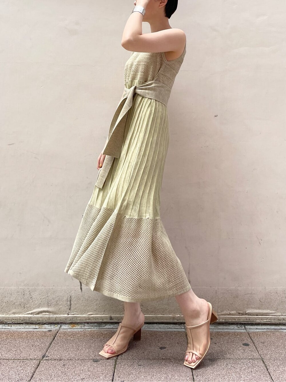 ベージュ系のサンダル、グリーン系のワンピース、ホワイト系のハンドバッグを着用したレディースの夏コーディネートの4枚目の写真