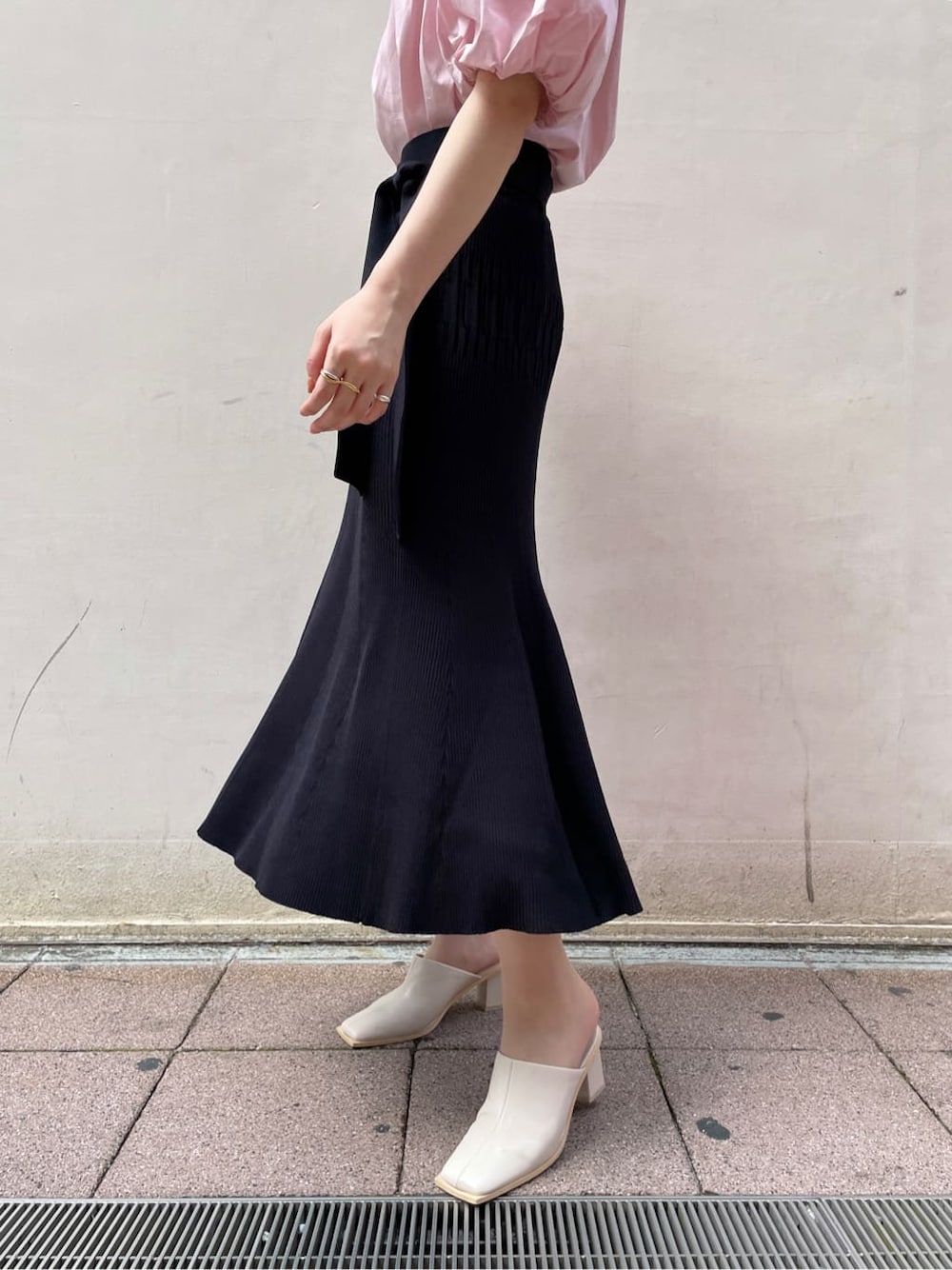 ピンク系のシャツ/ブラウス、ホワイト系のサンダル、ブラック系のスカートを着用したレディースの春コーディネートの6枚目の写真