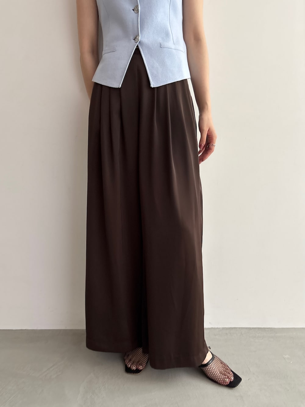 ブラウン系のその他パンツ、グレー系のニット/セーターを着用したレディースの夏コーディネートの6枚目の写真
