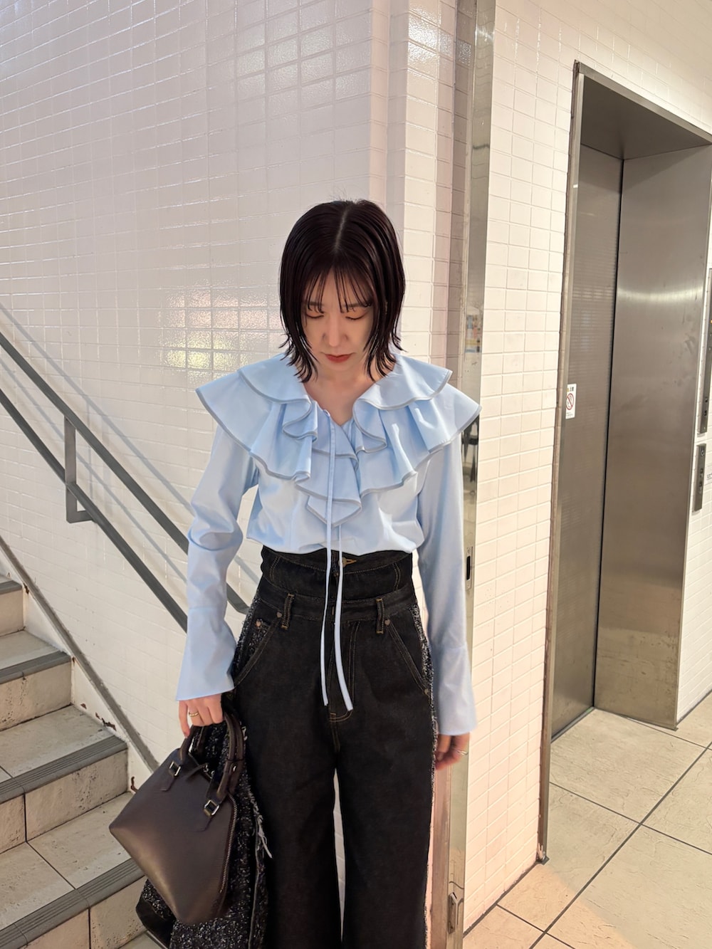 ブルー系のシャツ/ブラウス、ブラック系のデニムジャケット、ブラック系のデニムパンツを着用したレディースの冬コーディネートの6枚目の写真