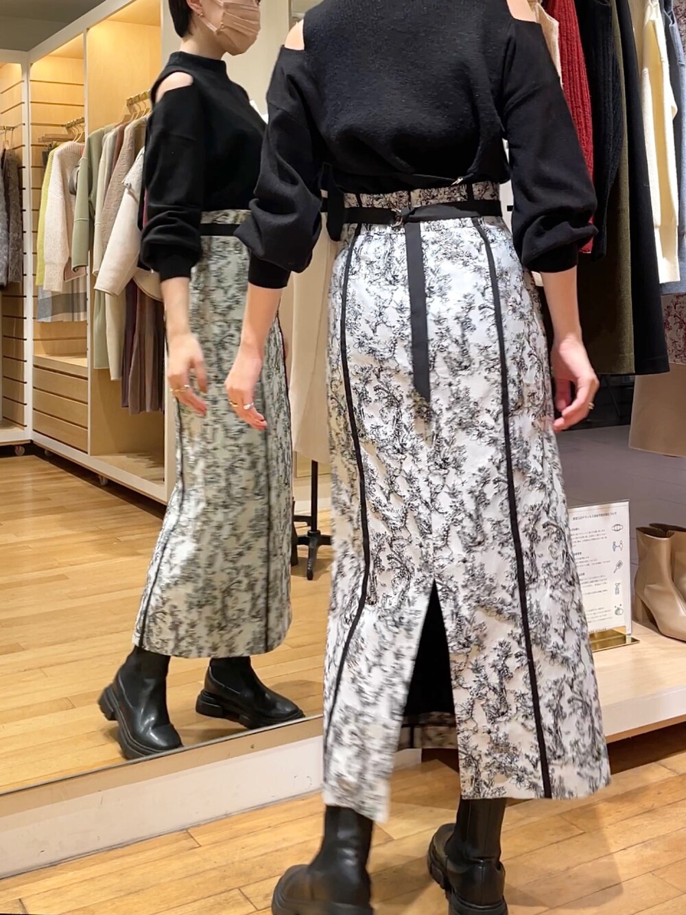 ブラック系のニット/セーター、ブラック系のスカートを着用したレディースの冬コーディネートの4枚目の写真