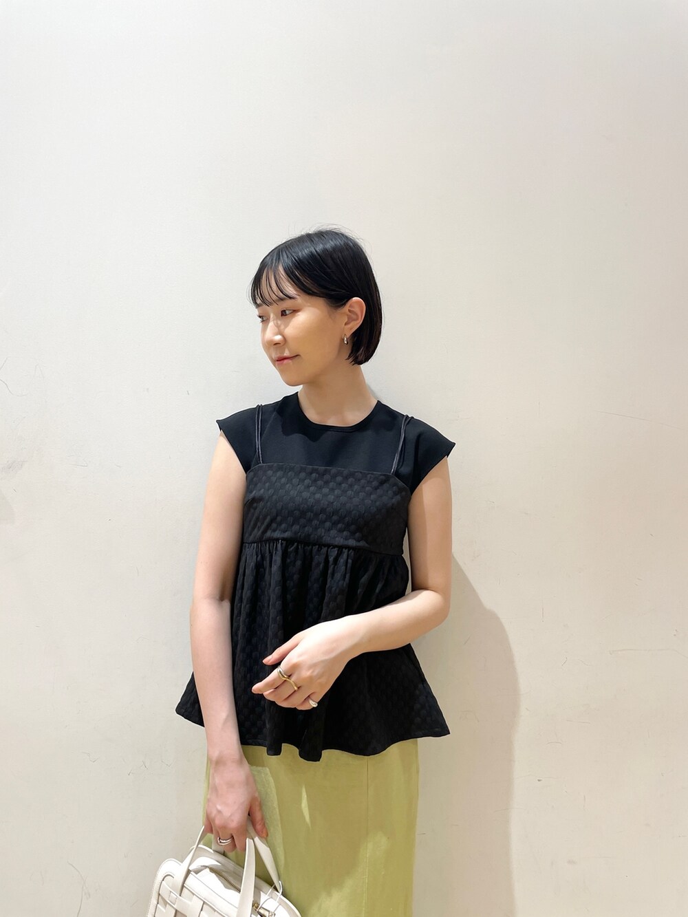 ブラック系のTシャツ/カットソー、その他のサンダル、ホワイト系のショルダーバッグを着用したレディースの夏コーディネートの6枚目の写真