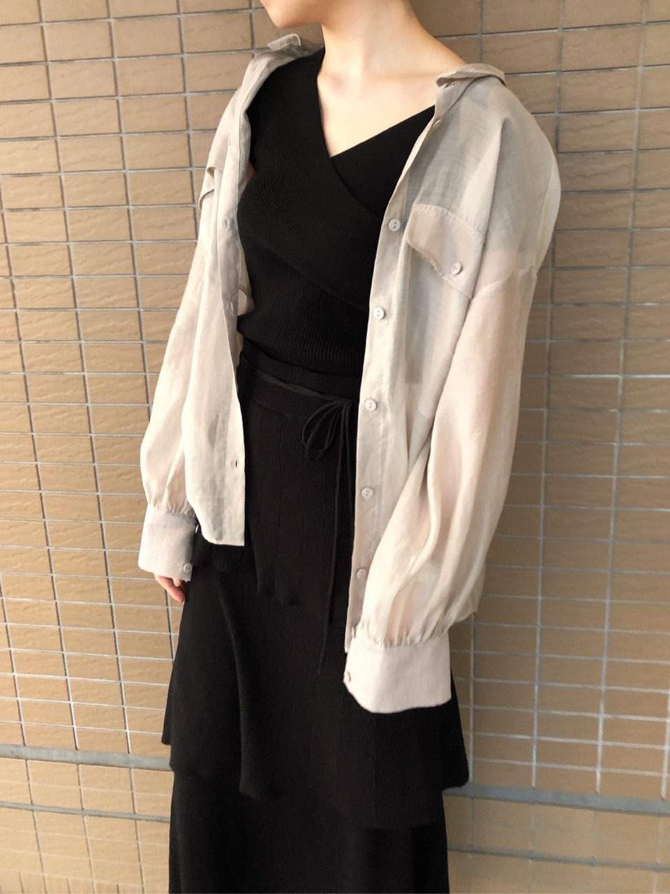 ブラック系のスカート、グレー系のシャツ/ブラウス、その他のその他シューズを着用したレディースの春コーディネートの3枚目の写真