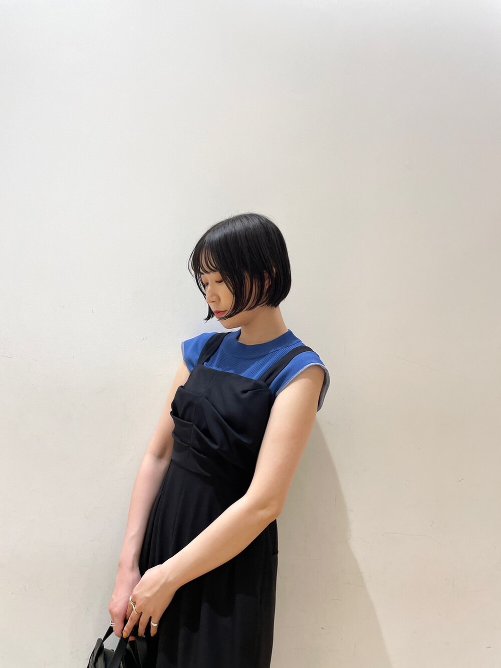 ブルー系のニット/セーター、ブラック系のショルダーバッグ、その他のサンダルを着用したレディースの夏コーディネートの6枚目の写真