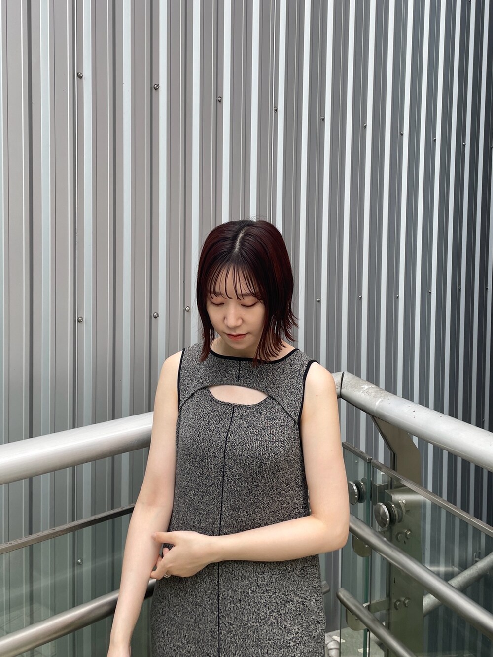 ブラウン系のサンダル、ブラック系のワンピースを着用したレディースの夏コーディネートの6枚目の写真