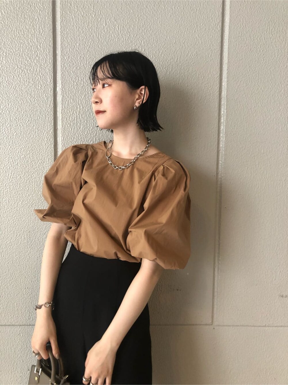 ブラウン系のシャツ/ブラウス、ブラック系のその他パンツ、ブラック系のその他シューズを着用したレディースの夏コーディネートの4枚目の写真