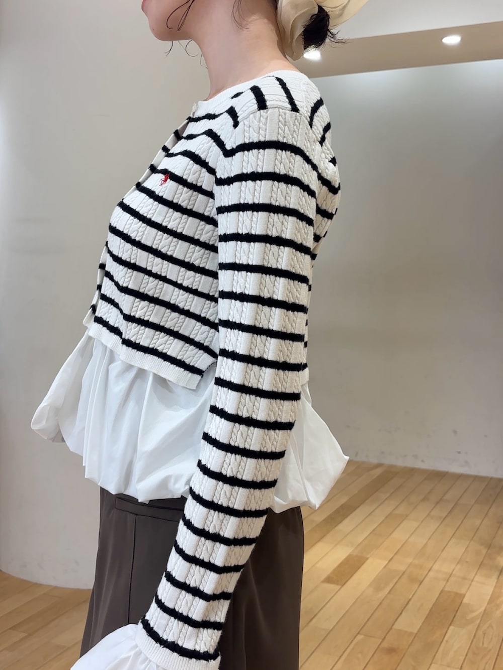 ブラウン系のその他パンツ、ブラック系のハンドバッグ、ブラック系のブーツを着用したレディースの夏コーディネートの6枚目の写真