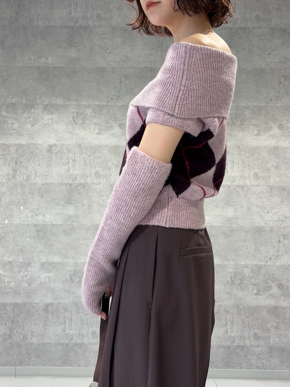 ブラウン系のその他パンツ、ブラウン系のハンドバッグ、ブラック系のブーツを着用したレディースの秋コーディネートの6枚目の写真