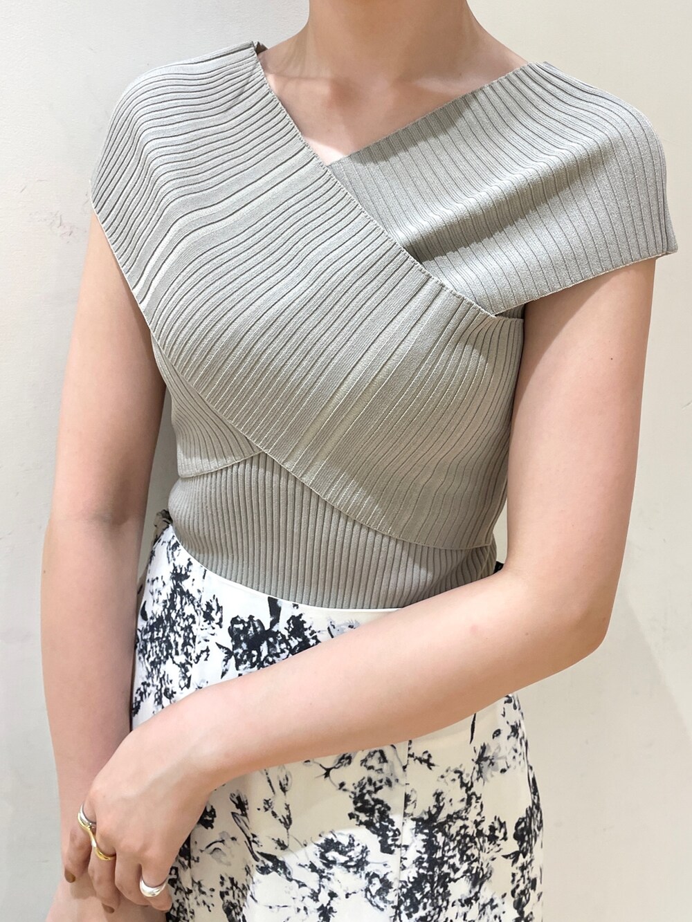 グリーン系のニット/セーター、ブルー系のスカート、ブラウン系のサンダルを着用したレディースの夏コーディネートの8枚目の写真