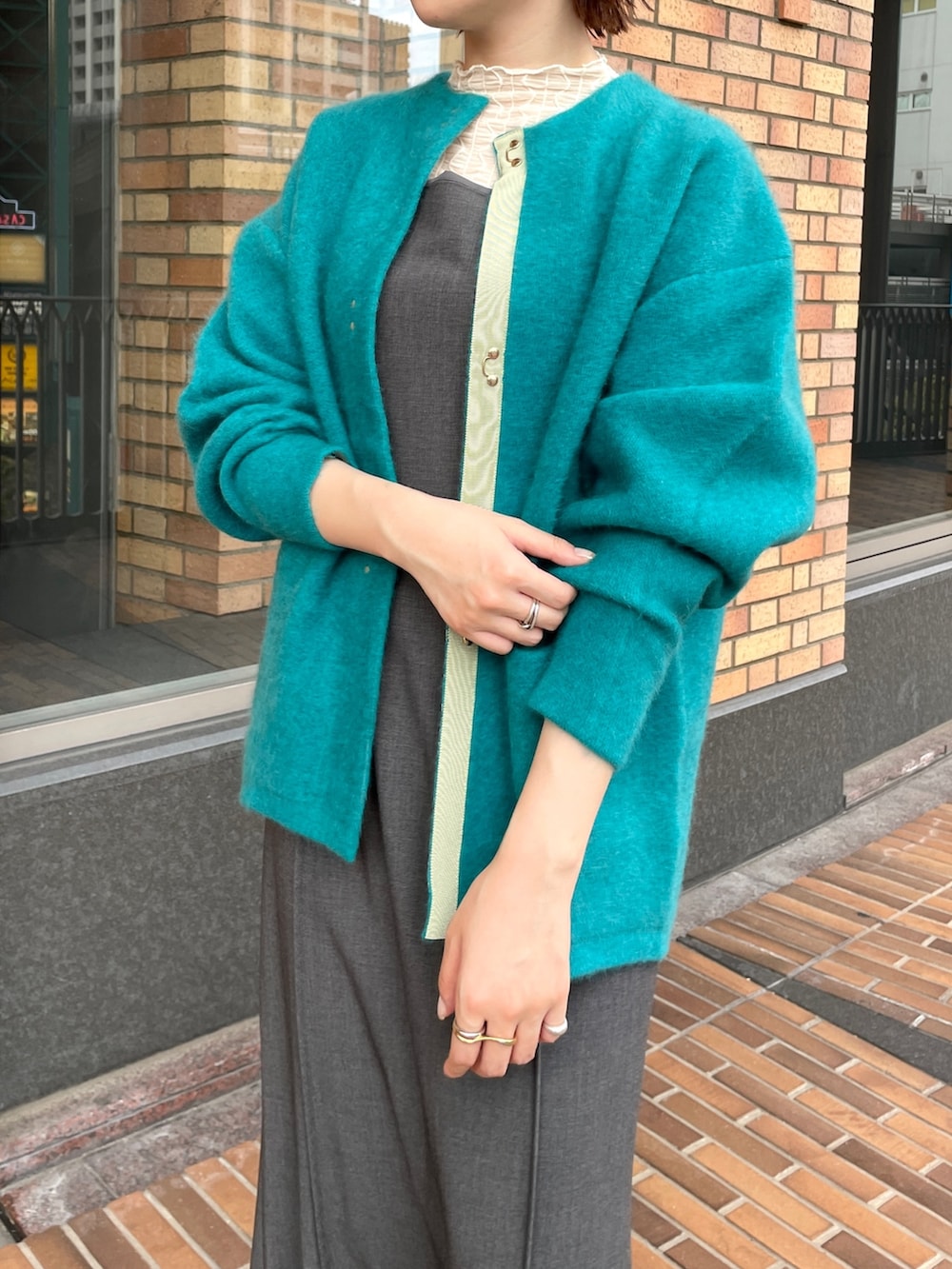 ブルー系のカーディガン/ボレロ、グレー系のワンピース、ホワイト系のTシャツ/カットソーを着用したレディースの秋コーディネートの5枚目の写真