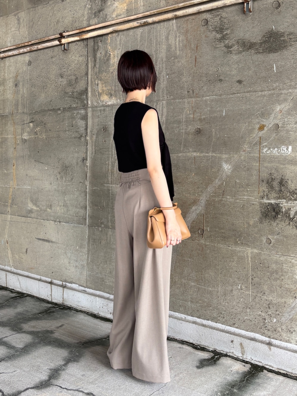 ブラウン系のその他パンツ、ブラック系のニット/セーター、ブラック系のサンダルを着用したレディースの夏コーディネートの4枚目の写真
