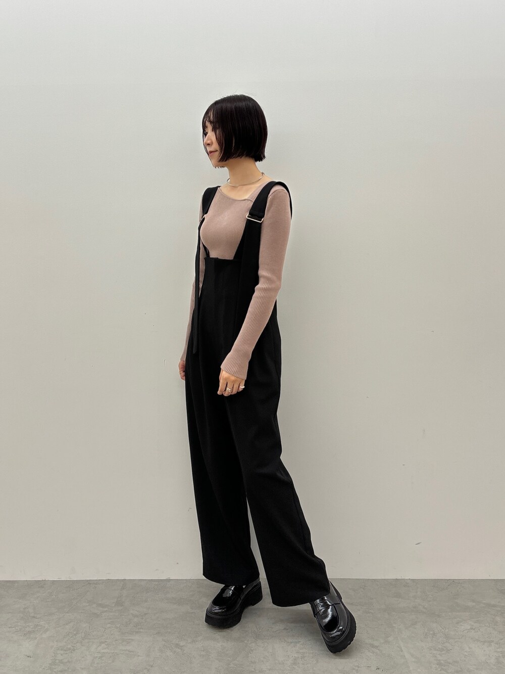 ブラック系のその他パンツ、ピンク系のニット/セーター、ブラック系のローファーを着用したレディースの秋コーディネートの3枚目の写真