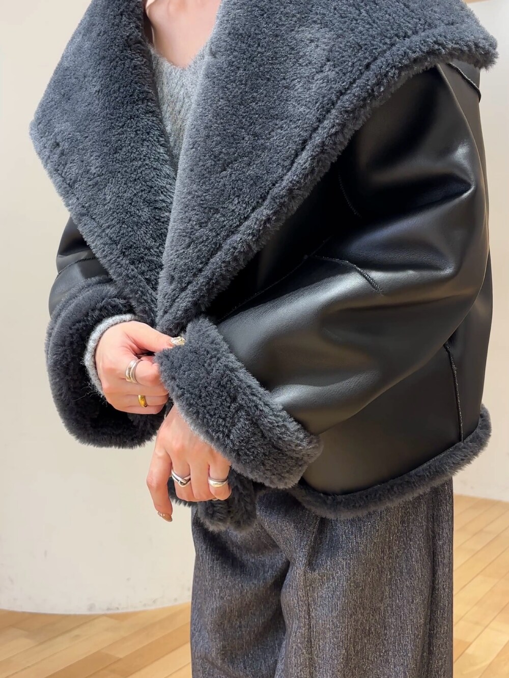 グレー系のニット/セーター、グレー系のその他パンツ、グレー系のムートンコートを着用したレディースの冬コーディネートの5枚目の写真