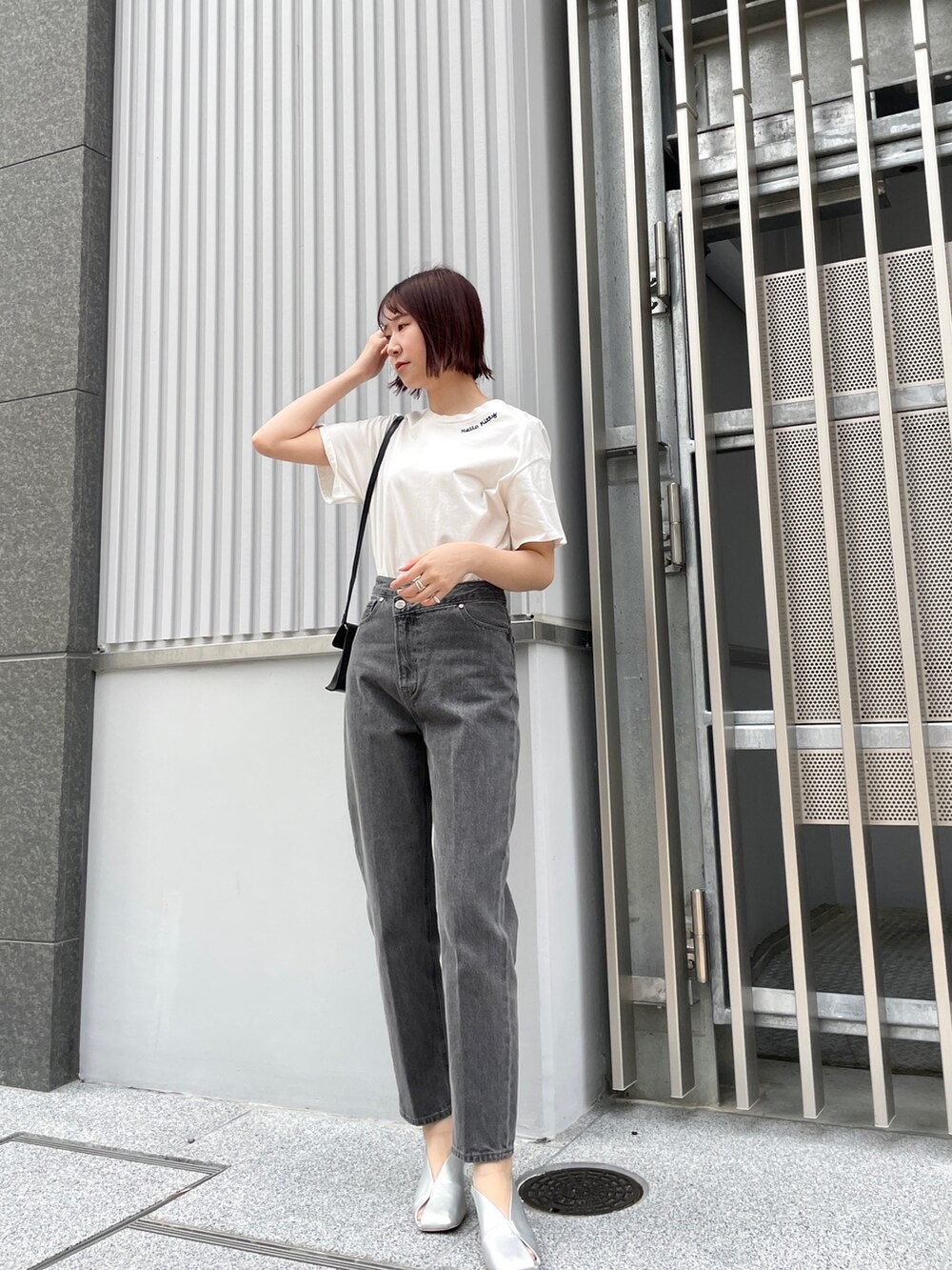 ホワイト系のTシャツ/カットソー、ベージュ系のテーラードジャケット、シルバー系のパンプスを着用したレディースの春コーディネートの2枚目の写真