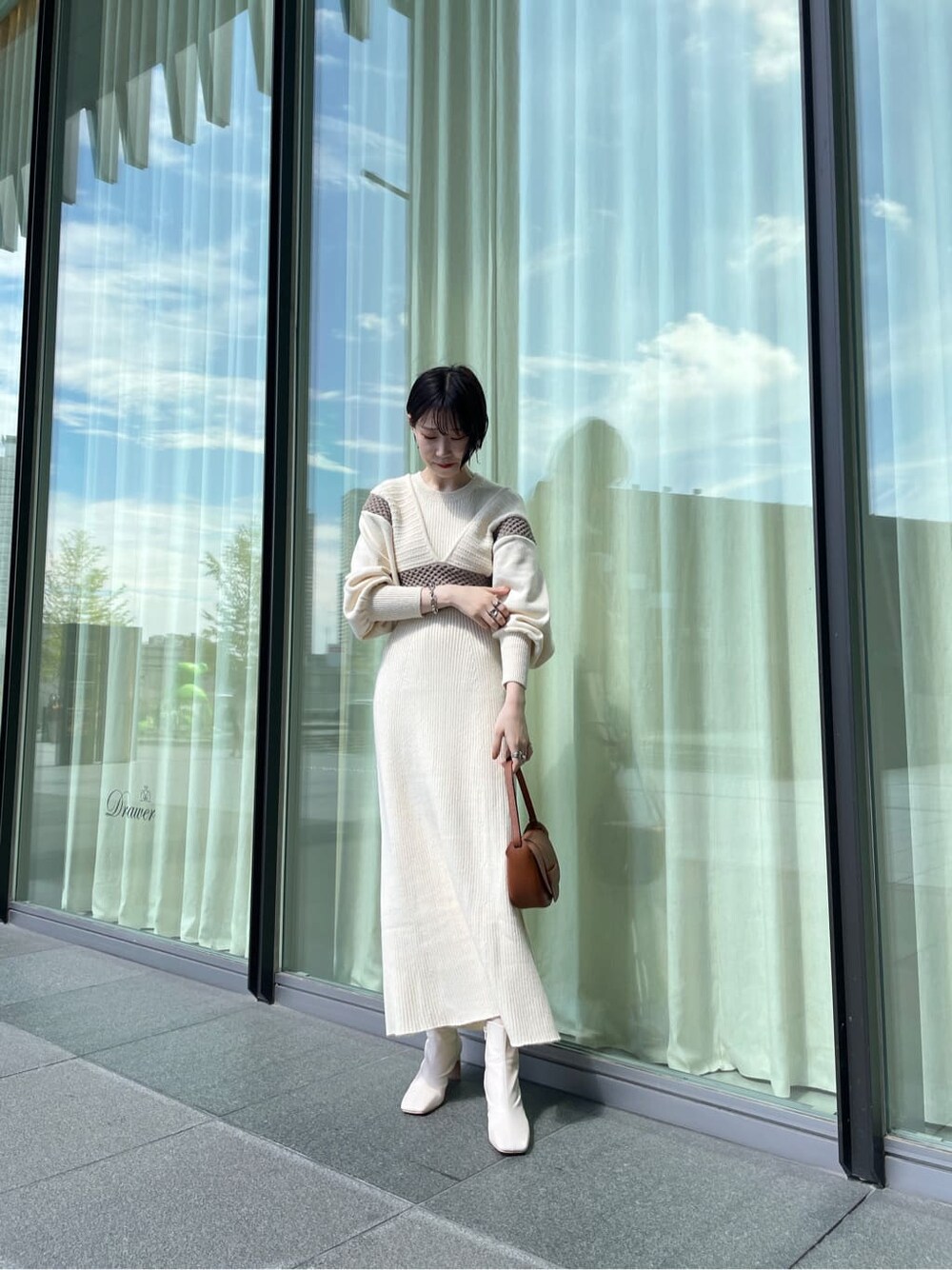 ホワイト系のその他シューズ、ブラウン系のその他アウター、ホワイト系のワンピースを着用したレディースの秋コーディネートの3枚目の写真