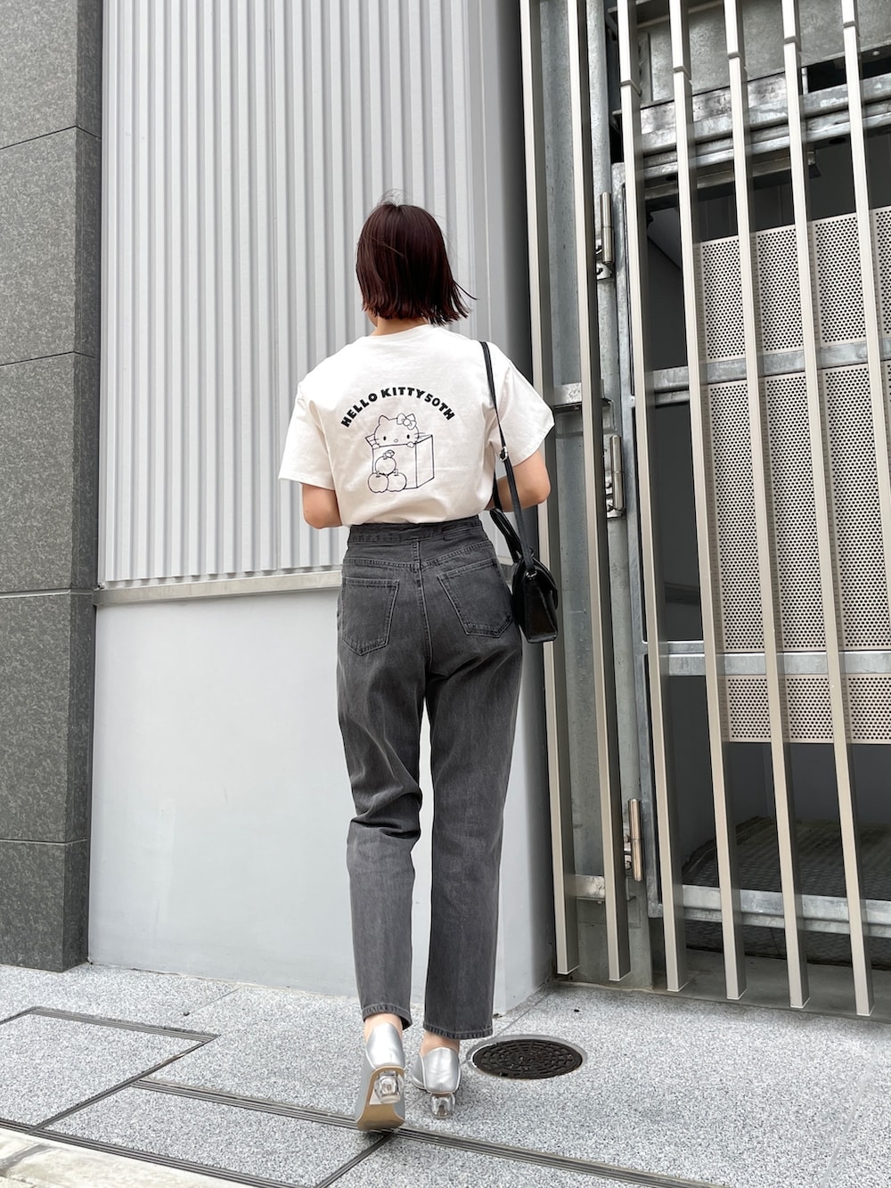 ホワイト系のTシャツ/カットソー、ベージュ系のテーラードジャケット、シルバー系のパンプスを着用したレディースの春コーディネートの3枚目の写真