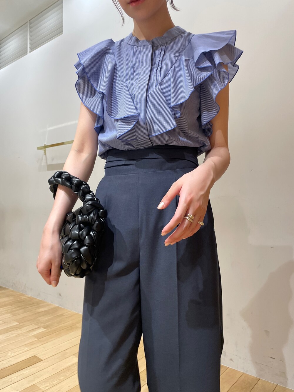 ブラック系のサンダル、その他のシャツ/ブラウス、ブルー系のスラックスを着用したレディースの夏コーディネートの6枚目の写真