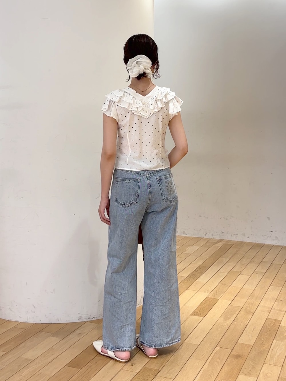 その他のシャツ/ブラウス、ブルー系のデニムパンツ、イエロー系のハンドバッグを着用したレディースの夏コーディネートの4枚目の写真