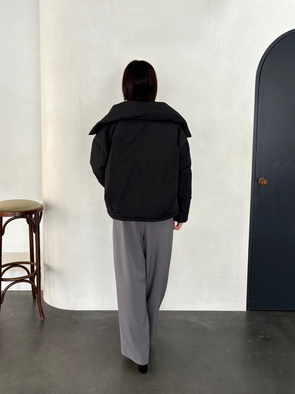 グレー系のその他パンツ、ブラック系のブーツ、ブラック系のニット/セーターを着用したレディースの秋コーディネートの7枚目の写真