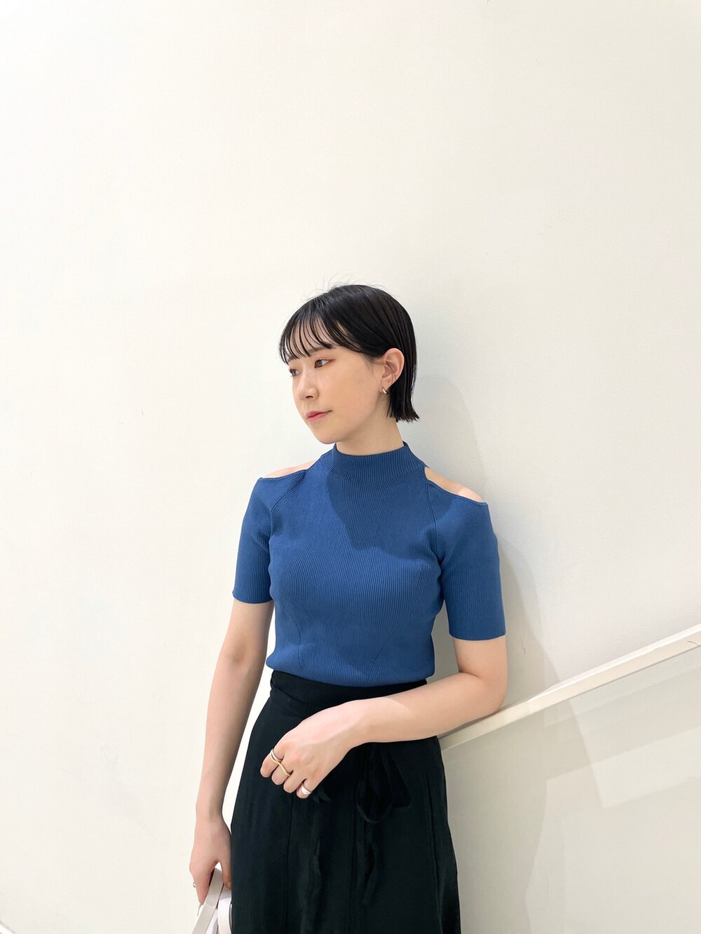 ブラック系のスカート、ホワイト系のショルダーバッグ、その他のサンダルを着用したレディースの夏コーディネートの7枚目の写真