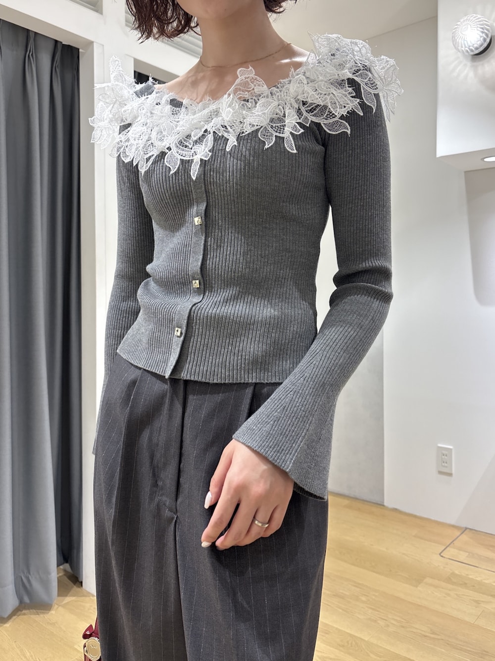 グレー系のその他パンツ、レッド系のハンドバッグ、ブラウン系のパンプスを着用したレディースの秋コーディネートの5枚目の写真